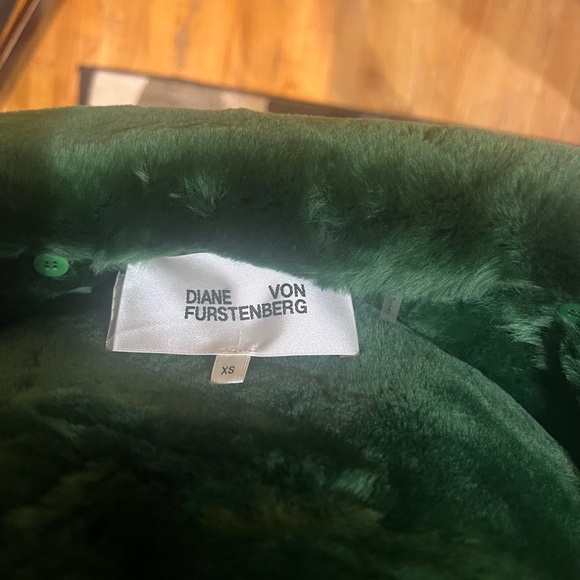 Green Teddy Jacket with Plush Material and Cropped Design - Picture 7 of 9